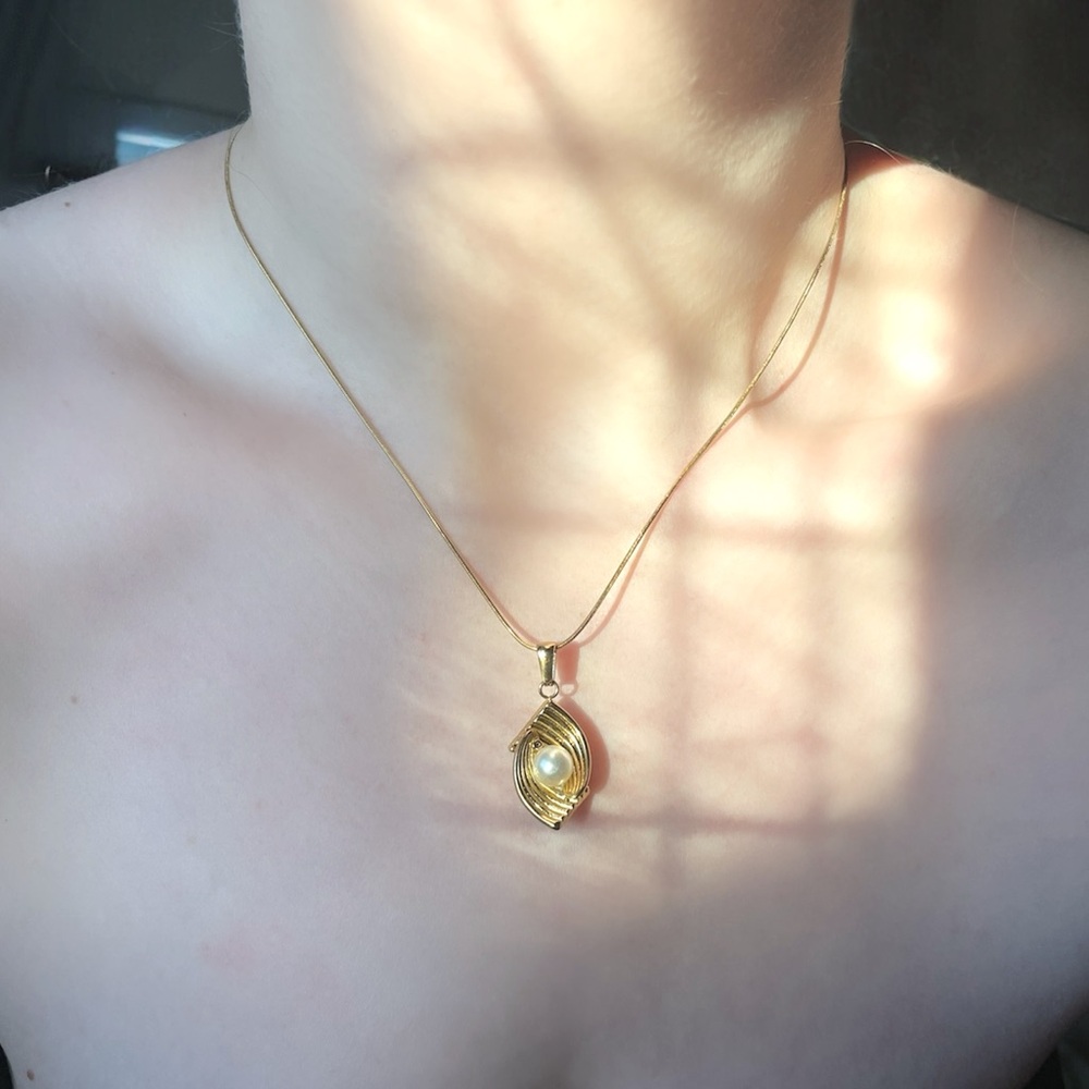 Gold Pearl Pendant Necklace